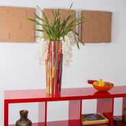 Ice Cascade Cascade Cymbidium in een kleurrijk interieur