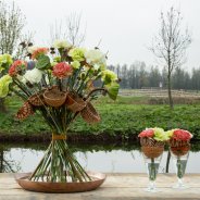 Trendy Dianthus frame boeket met kleinere varianten