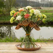 Trendy Dianthus frame boeket