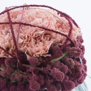 Bolvormig Dianthus Amaranthus arrangement close-up