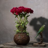 Krachtig pioenrozen arrangement binnen