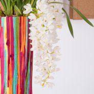 Close-up van de Ice Cascade Cymbidium in een kleurrijk interieur