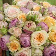 Bohemian bruidsboeket met trosrozen - close-up