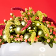 Kerstbloemwerk met frame van kerstballen - Pim van den Akker - Flower Factor