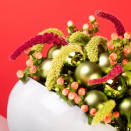Kerstbloemwerk met frame van kerstballen - Pim van den Akker - Flower Factor