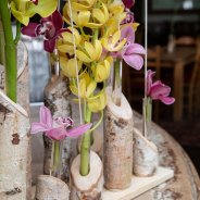 Snij Cymbidium in een horeca bloemstuk