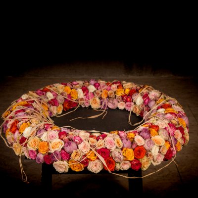 Herdenkingskrans met trosrozen