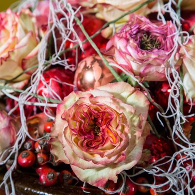 Kerstballen en rozen
