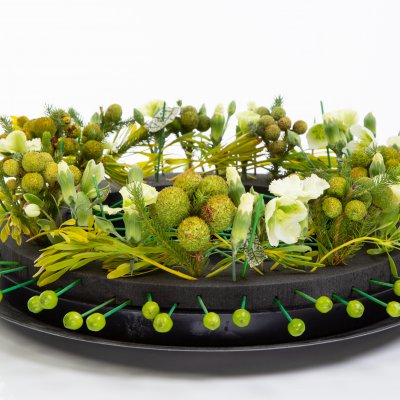 Bloemenkrans in groen en zwart