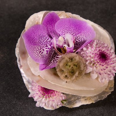 Corsage met orchidee en chrysant