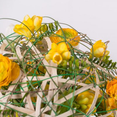Een bolvormig Freesia boeket