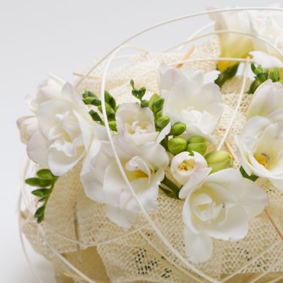 zachte knoop - Bloemwerk met witte freesia