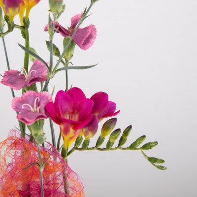 Vrolijk verjaardagsbloemstuk Freesia ontwerp