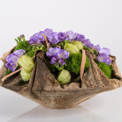 Een schaal met Freesia