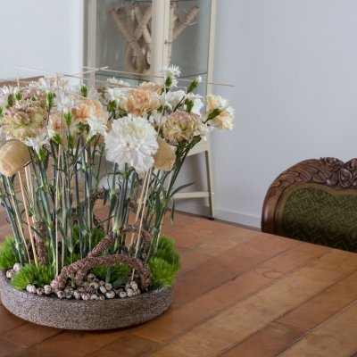 Tafelstuk met anjers