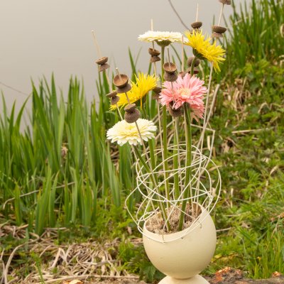 Struisvogelei gevuld met mini Gerbera's