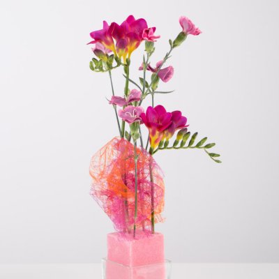 Vrolijk verjaardagsbloemstuk Freesia ontwerp