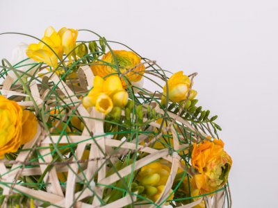 Een bolvormig Freesia boeket