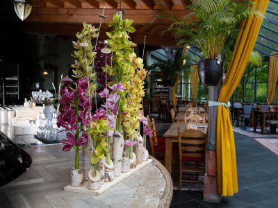 Bloemwerk met Cymbidium voor op de bar