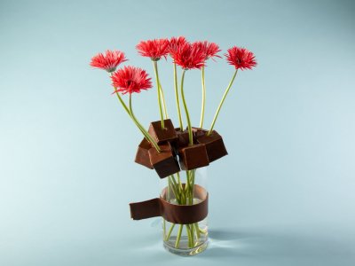 Stoer blokkenboeket met mini Gerbera's