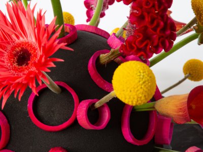 Gestoken bloemwerk met felgekleurde accenten 