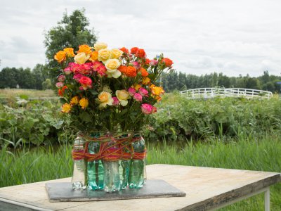 Recycle design met kleurrijke trosrozen