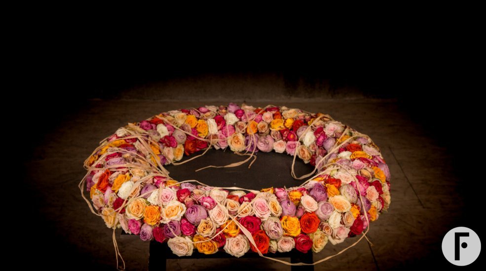 Herdenkingskrans met trosrozen van Interplant Roses