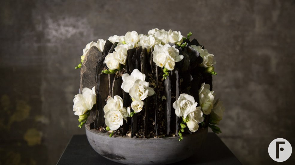 Eerbiedig Freesia rouwarrangement