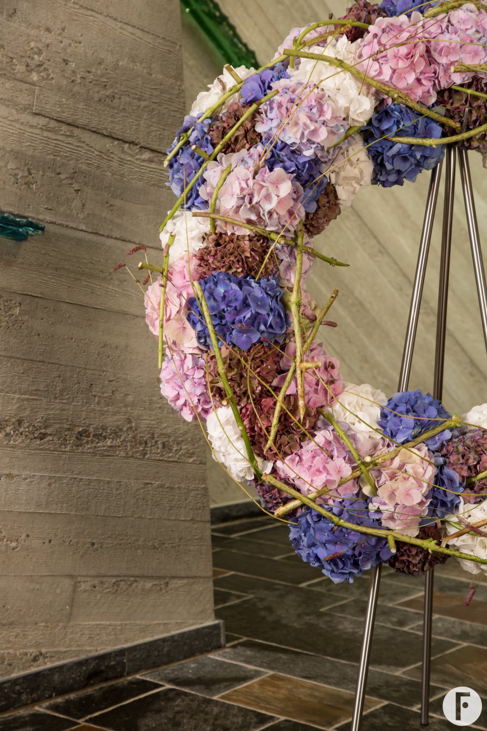 Rouwkrans met verse Hortensia - Roos van Unen