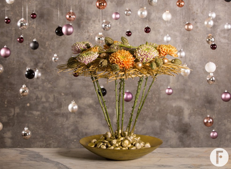 Gouden kerstbloemwerk met Rossano chrysanten van Deliflor