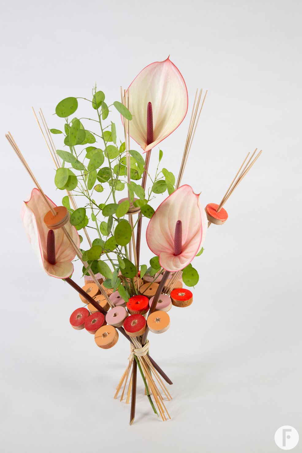 Anthuriums in frame van houten schijfjes - Roos van Unen - Flower Factor