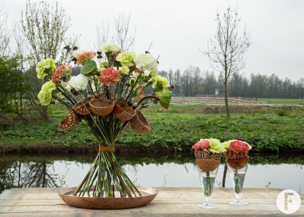 Trendy Dianthus frame boeket met kleinere varianten