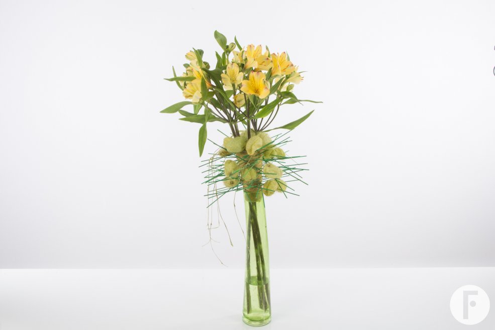 Leuk lente boeket met Alstroemeria - open bloemen