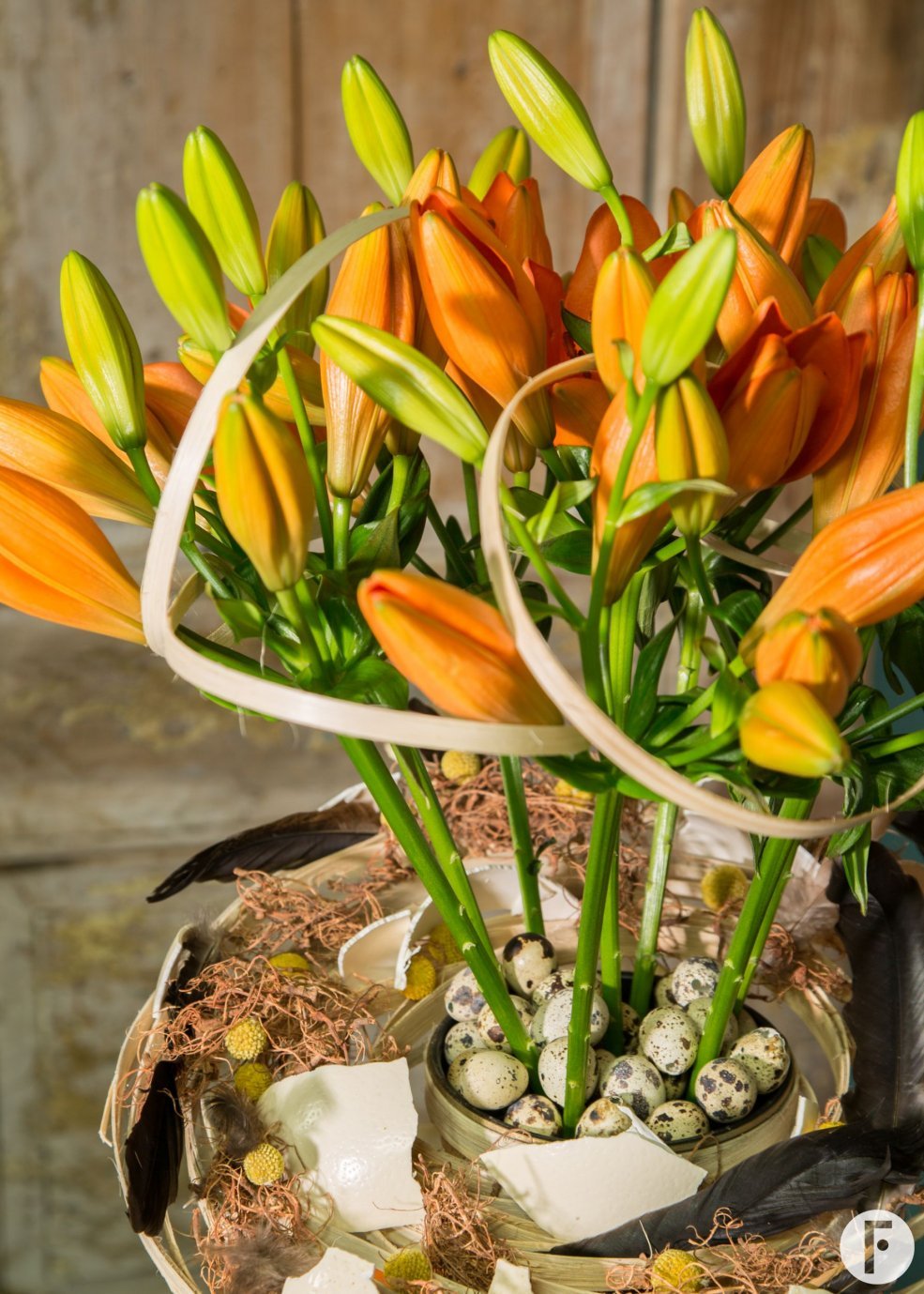Oranje paasbloemstuk Sunderland lelie - close-up