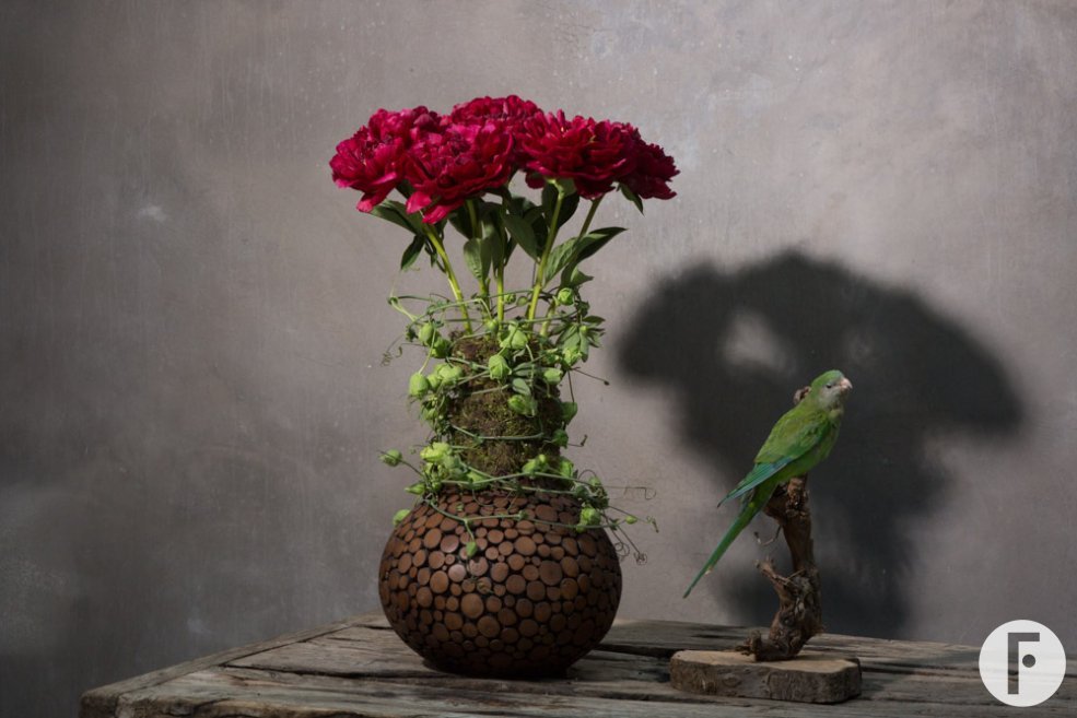 Krachtig pioenrozen arrangement binnen