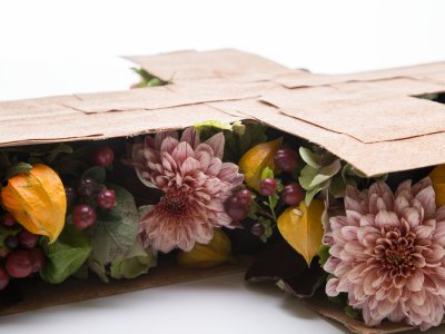 Afscheidsbloemen in de vorm van een kruis - close up