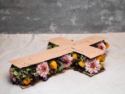 Afscheidsbloemen in de vorm van een kruis