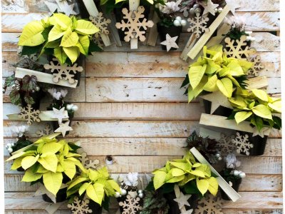 Kerstkrans op tafel