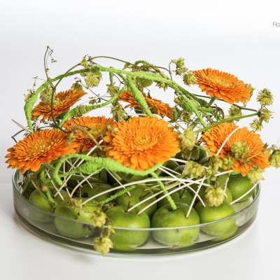 Gerbera's en appels in arrangement