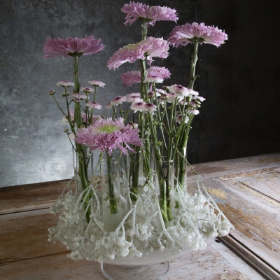 Met kaarsvet overgoten basis met chrysanten