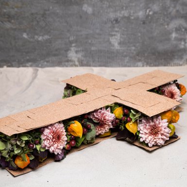 Afscheidsbloemwerk in de vorm van een kruis