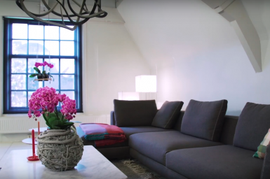 Een kleurrijke woonkamer met orchideeën