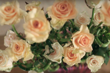 een Feestelijk rozen arrangement 