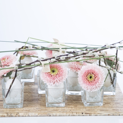 Roze gerbera's voor een vrolijke Paastafel