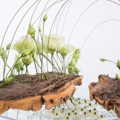 Bloemwerk met Lisianthus en hout