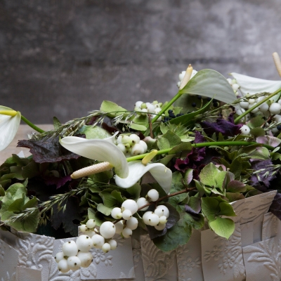 Wit afscheidsbloemwerk met anthurium - close