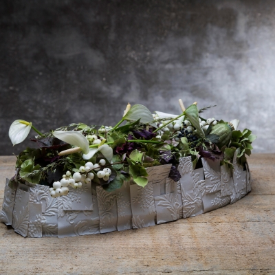 Wit afscheidsbloemwerk met anthuriums 