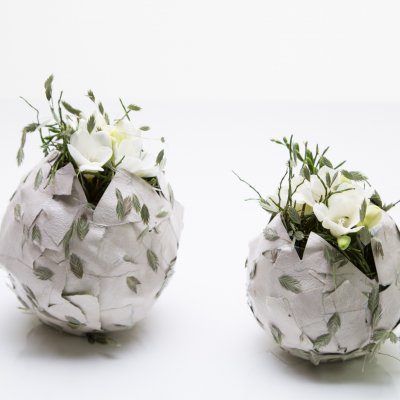 Zelf gemaakte ballonnenvaasjes met Freesia 
