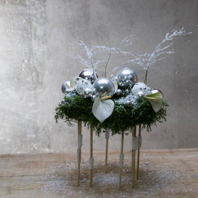 Zilver en wit kerstarrangement