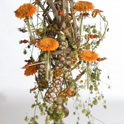 Weelderige constructie met Gerbera's